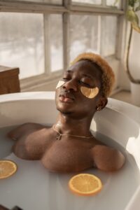Persona relajándose en una bañera