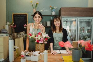 Dos dueñas de una tienda de flores