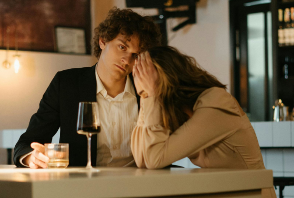 Foto de pareja en los momentos posteriores a un problea o conflicto, uno de ellos parece cansado y frustrado