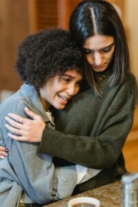 pareja consolando