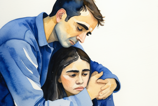 pareja abrazándose, no parecen muy felices